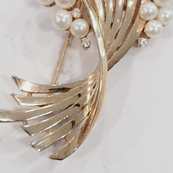 Crown Trifari Faux Pearl Rhinestone Swirl Brooch Gold Tone Cluster Bouquet MCM - Picture 13 of 16
